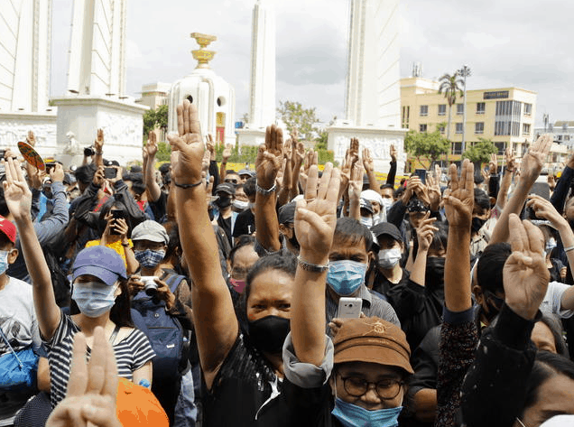 BANGKOK MIGLIAIA IN PIAZZA A PROTESTARE