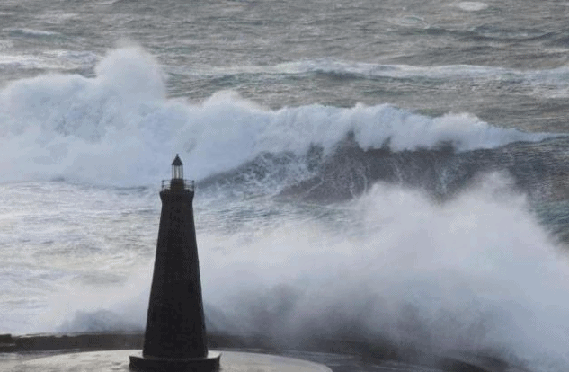 Canarie: una forte tempesta può portare le onde fino a otto metri