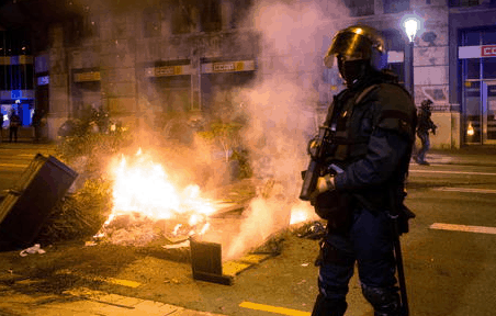 Scontri a Barcellona contro la polizia