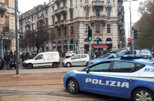 Rapina in banca a milano, rapinatori in fuga