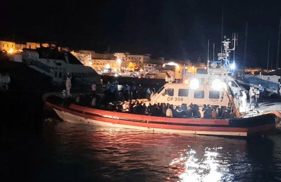 Altri 700 migranti a Lampedusa su 13 barconi