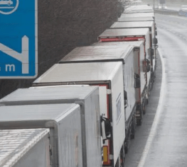 1400 camion sono bloccati in Inghilterra per lo stop con i collegamenti con la Francia