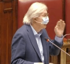 Sgarbi è intervenuto con la mascherina sul naso: “perchè gli inglesi avranno subito il vaccino e noi no?”