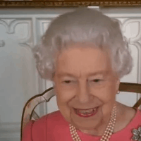 La regina Elisabetta si è vaccinata e afferma: “E’ indolore e ti protegge dal covid”