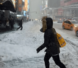 Forte nevicata a New York, stop a migliaia di vaccinazioni