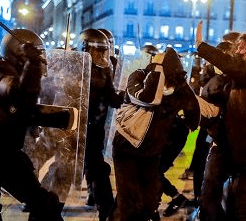 Scontri a Barcellona per l’arresto di un rapper, 43 altri arrestati