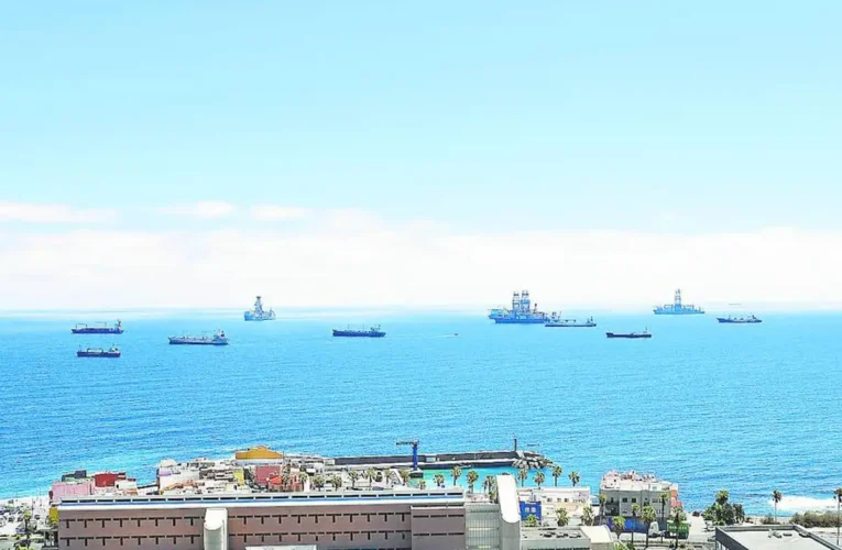 La crisis del Mar Rojo anima la bahía capitalina y eleva más de un 40% los buques en fondeo en Las Palmas